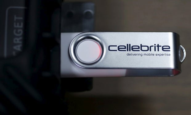 Dispositivo USB conectado ao sistema Cellebrite usado para extração de dados de dispositivos móveis. Fotografia: Issei Kato / Reuters
