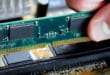Imagem de: Escassez de memória leva distribuidores a vender RAM apenas com placa-mãe