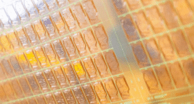 Imagem de: Intel mostra primeiros protótipos com substrato de vidro e óptica integrada para chips de IA