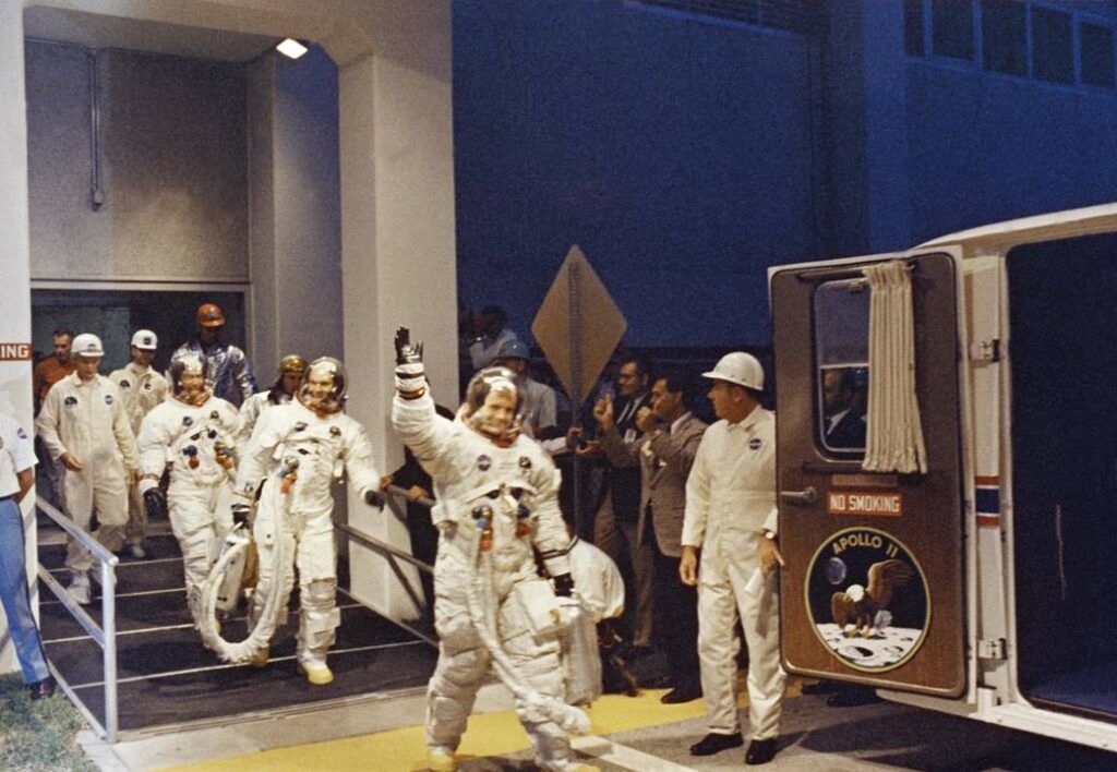 Astronautas da missão Apollo 11 reunidos antes do lançamento histórico em 1969.