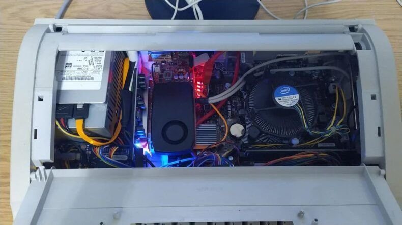 Máquina de escrever transformada em PC - peças por dentro