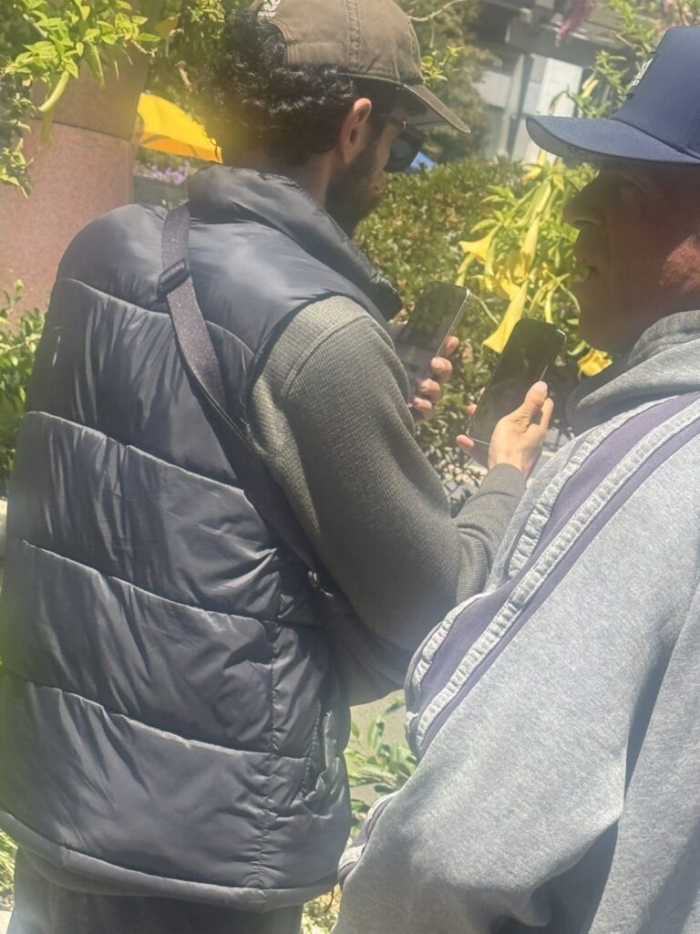 iPhone 17 Pro e iPhone 17 Pro Max flagrados lado a lado mostrando a tela