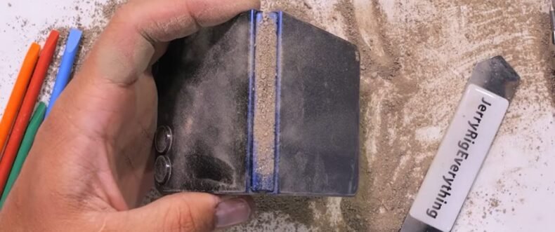 Imagem de: Galaxy Z Flip 7 surpreende em teste de resistência, mas tela interna ainda preocupa