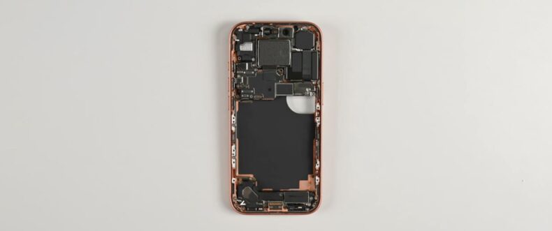Imagem de: iPhone 17 Pro traz mudanças internas que facilitam troca de bateria, mas complicam outros reparos