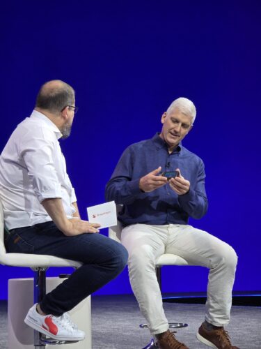 O primeiro smartphone Android segurado por executivo do Google na cúpula do Snapdragon