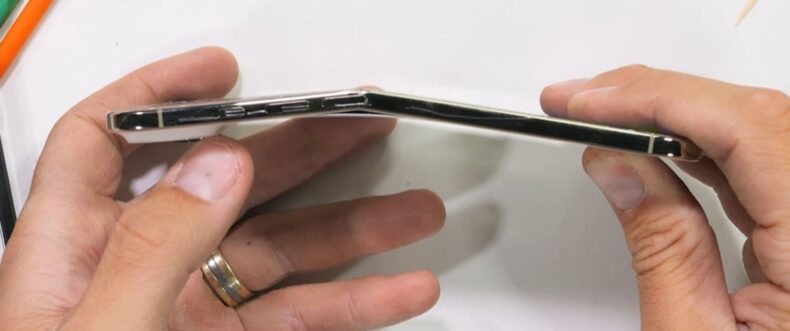 Imagem de: iPhone Air: Teste mostra que quebrar a tela exige 98 kg de força concentrada – algo impossível para mãos humanas