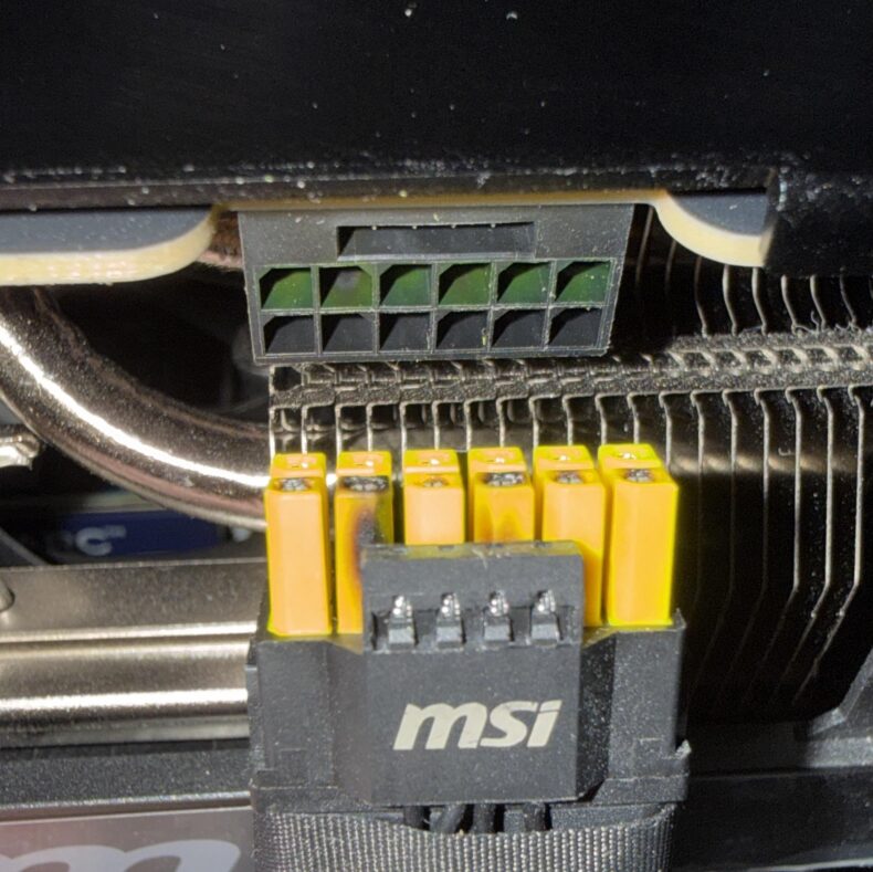 Adaptador MSI RTX-5090 Gaming Trio de 16 pinos danificado