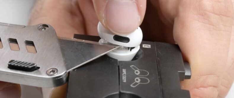 Imagem de: AirPods Pro 3 continuam impossíveis de consertar e ganham nota zero em reparabilidade