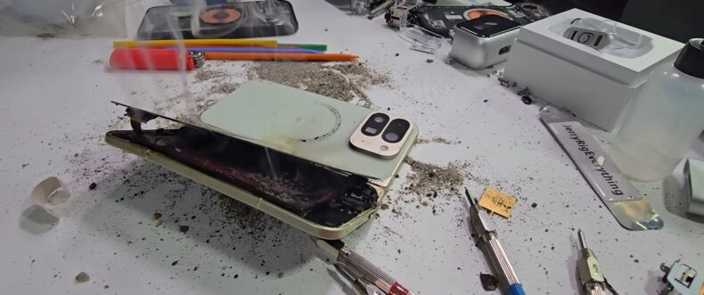 Imagem de: Bateria do Pixel 10 Pro Fold explode durante teste de durabilidade