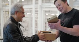 Jensen Huang entregando o DGX Spark a Elon Musk