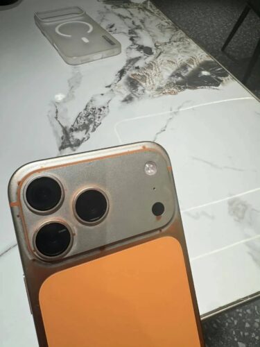 A tinta do iPhone 17 Pro Max está descascando ser limpado com lenços umedecidos - Imagem 3