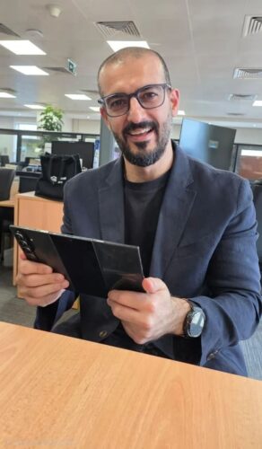 Protótipo do Galaxy Z TriFold com quatro câmeras apresentado por um executivo da Samsung