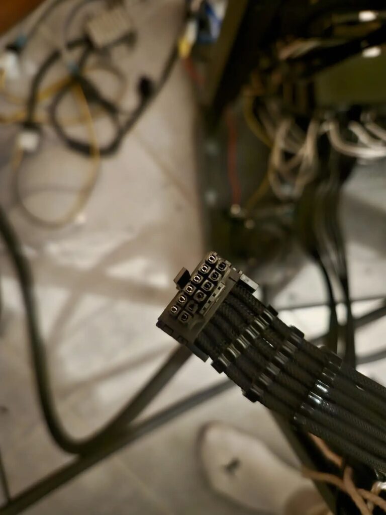 Conector da Astral RTX 5090 queimado