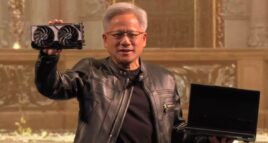 CEO da NVIDIA, Jensen Huang, na Computex 2025, segurando uma RTX 5060 e um laptop