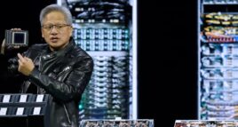 Jensen Huang segurando um chip Blackwell