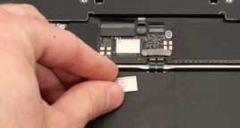 MacBook Neo com partes do iPhone