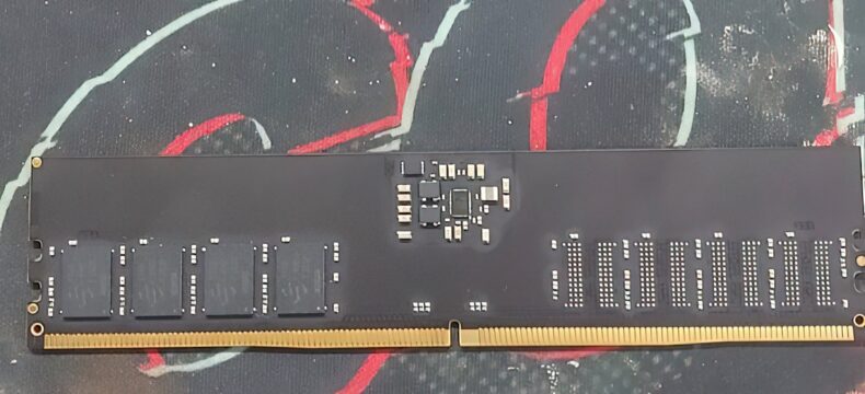 Memória DDR5 de 8 GB ASUS HUDIMM com um subcanal