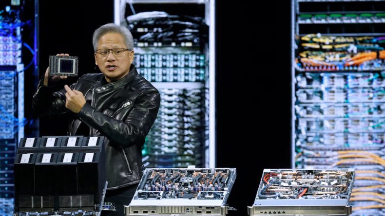 Jensen Huang apresentando o chip Blackwell
