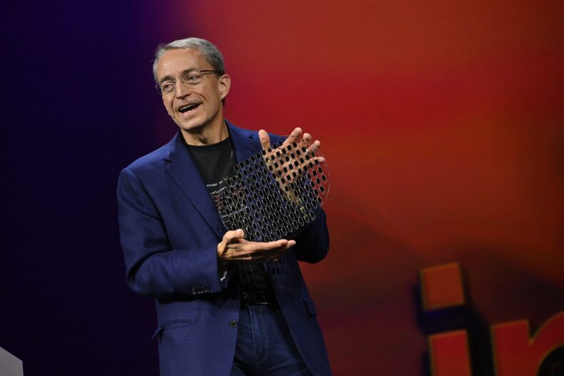 Pat Gelsinger com um wafer de vidro