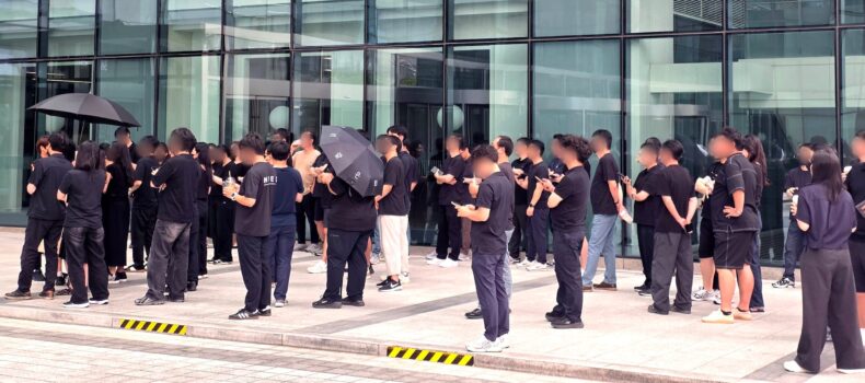 Trabalhadores da Samsung vestidos de preto