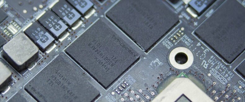 Imagem de: IA pode acabar com celulares baratos em 2027, aponta relatório sobre falta de memória DRAM