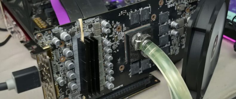 Imagem de: RTX 2060 cai de 70 °C para 28 °C com água jogada diretamente no chip