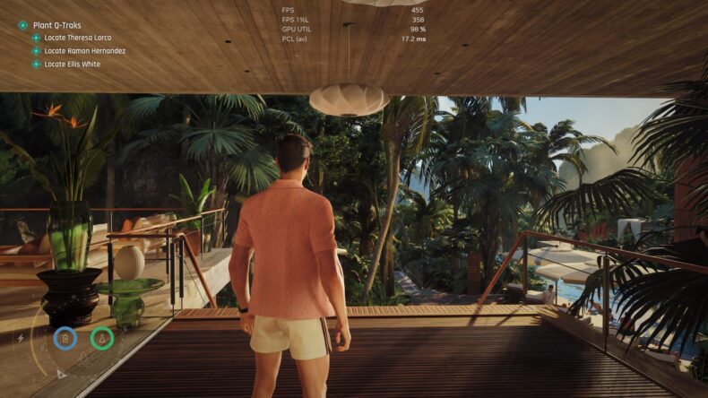Um personagem de 'Hitman 3' está em um terraço com vista para um ambiente tropical exuberante, com o objetivo 'Plantar Q-Traks' e a localização de pessoas listadas na tela, além de estatísticas de desempenho que mostram 'FPS' como 455.