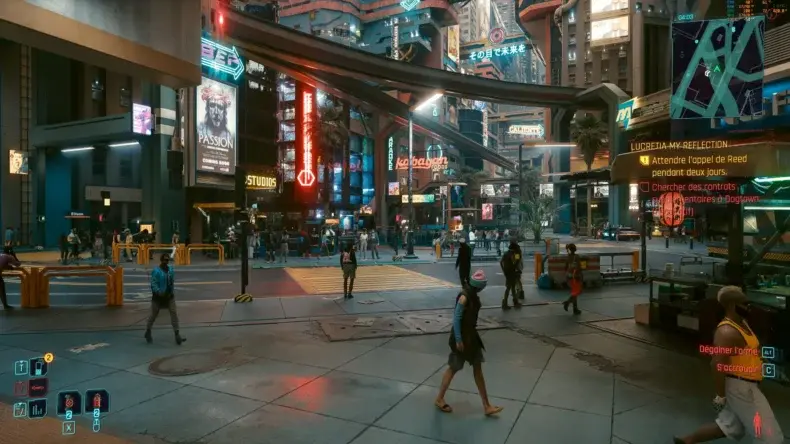 Uma rua movimentada no jogo Cyberpunk 2077 mostra pedestres em um ambiente urbano iluminado por neon, com um minimapa no canto superior direito.