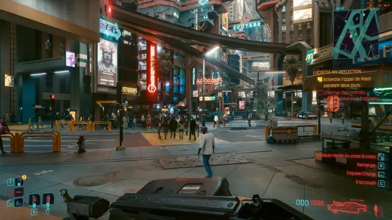 Uma rua movimentada no jogo Cyberpunk 2077 mostra pedestres em um ambiente urbano iluminado por neon, com um minimapa no canto superior direito.