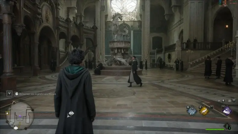 Um personagem em Hogwarts Legacy está em um grande salão, com a missão 'Voltar para falar com o professor Ronen' exibida na tela.