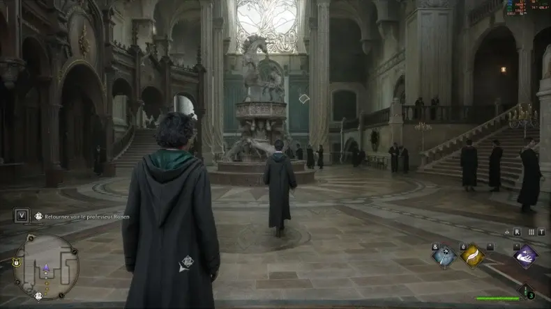 Um personagem com uniforme de Hogwarts percorre o salão principal no jogo 'Hogwarts Legacy', com o texto na tela 'Voltar para falar com o professor Ronen'.