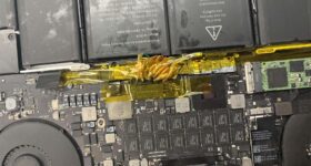 Imagem de: Usuário instala bateria incompatível em MacBook adaptada com fios, mas cria risco de incêndio