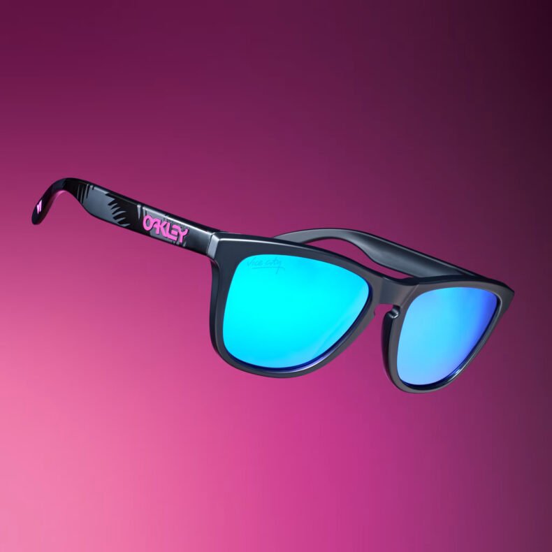 Óculos de sol Oakley com o logotipo Vice City na lente e o logotipo Oakley em rosa-neon na haste, sobre um fundo com degradê rosa