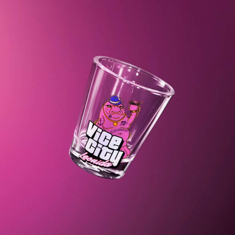 Um copo com a imagem de um personagem e o texto Vice City Leonidas sobre um fundo roxo