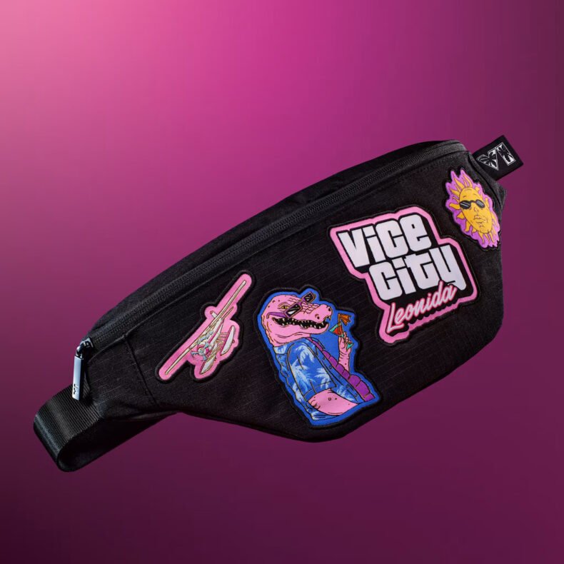 Uma doleira preta com patches coloridos, incluindo um crocodilo rosa segurando uma fatia de pizza, um aviãozinho, um sol de óculos escuros e o texto Vice City Leonida sobre um fundo com degradê roxo
