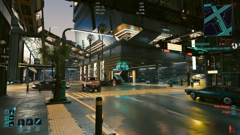 Uma cena do jogo Cyberpunk 2077 mostra uma rua de uma cidade futurista, com estatísticas na tela, incluindo 'FPS 223', e um minimapa no canto superior direito.