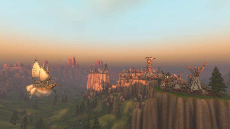 Um navio voador navega sobre uma paisagem montanhosa no jogo World of Warcraft.