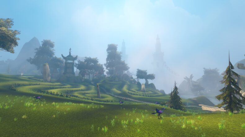 Uma paisagem serena do jogo 'World of Warcraft' mostra um campo verde exuberante com pássaros roxos e, ao longe, torres e colinas cobertas por neblina.