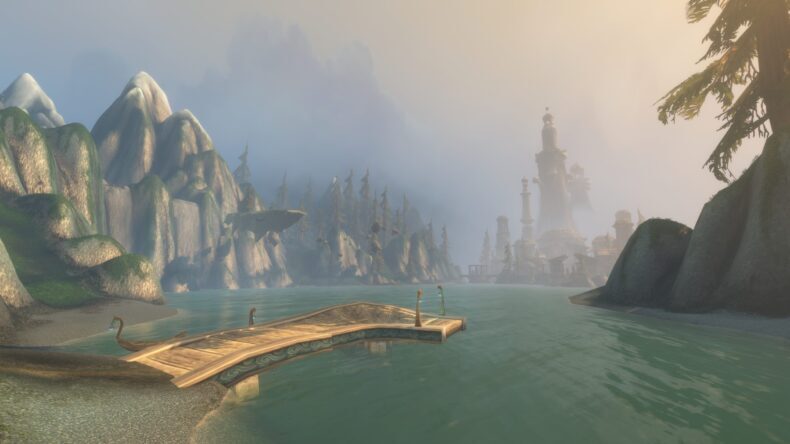 Uma vista panorâmica do jogo 'World of Warcraft' mostra um píer de madeira, montanhas enevoadas e, ao longe, uma estrutura semelhante a um castelo sob um céu nublado.