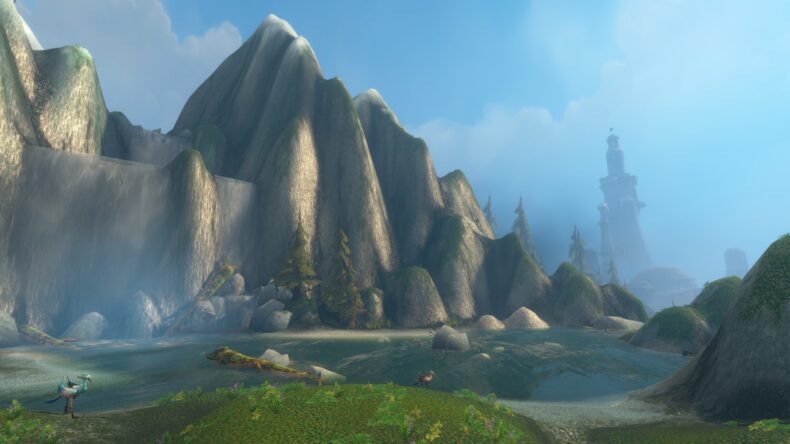 Uma vista panorâmica de World of Warcraft mostra uma cachoeira tranquila descendo por penhascos rochosos, com um farol ao longe em meio à neblina.