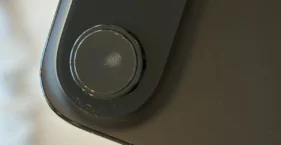 iPhone Air com lente da câmera embaçada
